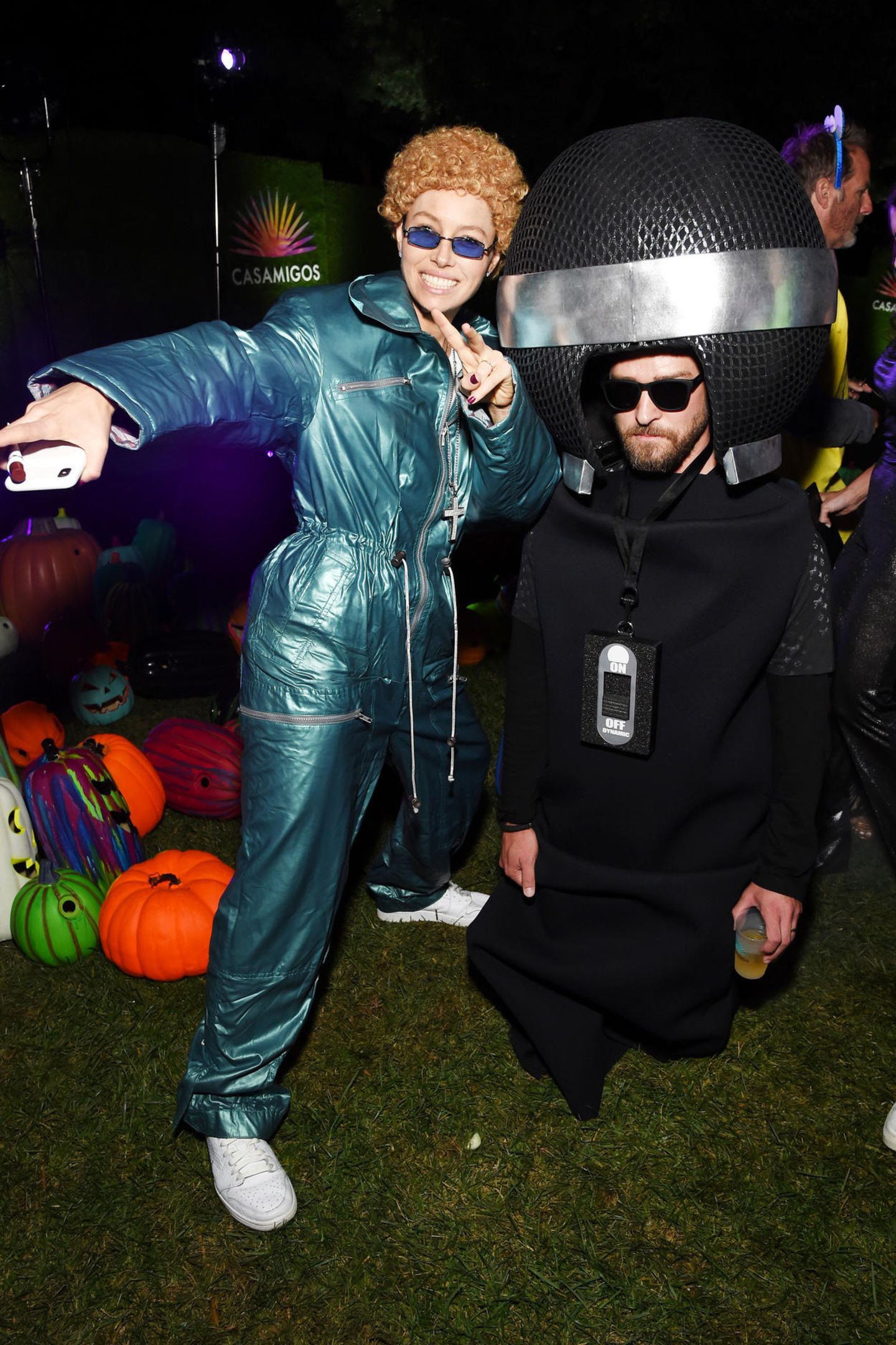 Jessica Biel und Justin Timberlake beweisen mit ihrer Kostümauswahl wieder einmal Humor. Jessica trumpft bei der Casamigos Halloween Party in Beverly Hills als ihr Mann zu "NSYNC"-Zeiten auf, während er ihr als ihr Mikrofon zur Seite steht. 