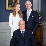 Drei Generationen auf einem Bild: Neben ihrem Vater und Großvater strahlt Prinzessin Elisabeth von Belgien in die Kamera. 