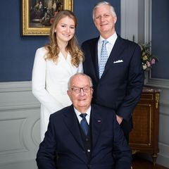 Drei Generationen auf einem Bild: Neben ihrem Vater und Großvater strahlt Prinzessin Elisabeth von Belgien in die Kamera. 