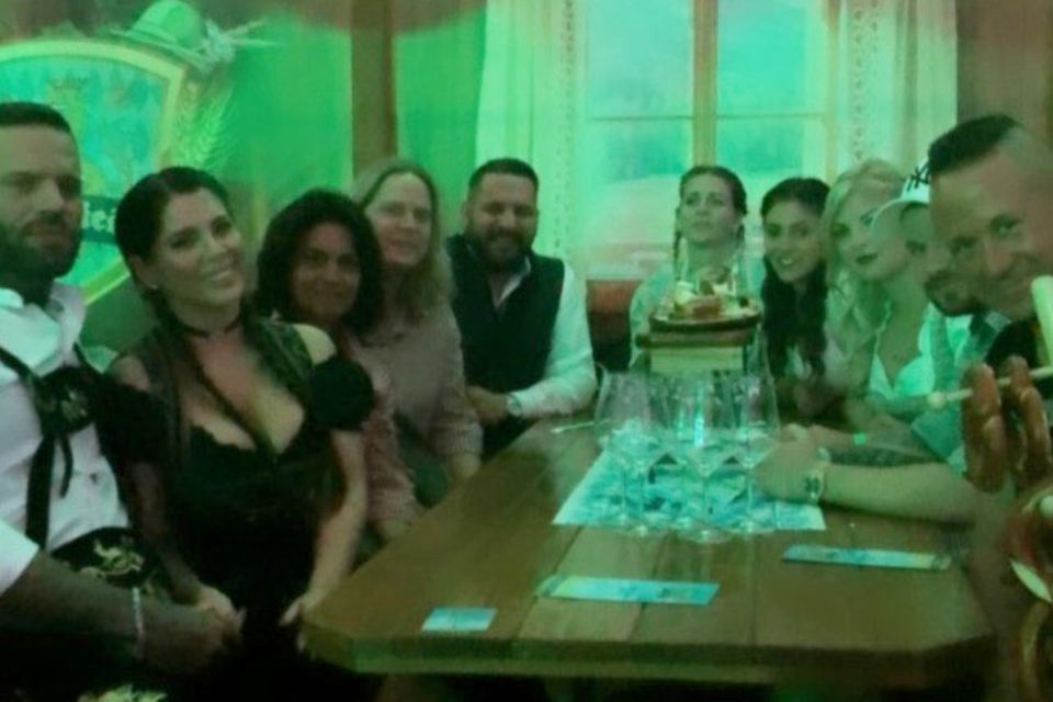 Jenny Frankhauser: Jenny Frankhauser feiert Oktoberfest mit Familie, Freunden und, wie es scheint, mit ihrer neuen Liebe Steffen (links). Jenny Frankhauser feiert Oktoberfest mit Familie, Freunden und, wie es scheint, mit ihrer neuen Liebe Steffen (links).