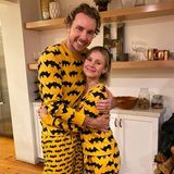 Bettgeflüster mal anders: Auch zu Hause wollen Dax Shepard und Kristen Bell nicht auf eine witzige Halloween-Kostümierung verzichten und lümmeln sich in gemütliche Fledermaus-Pyjamas. 