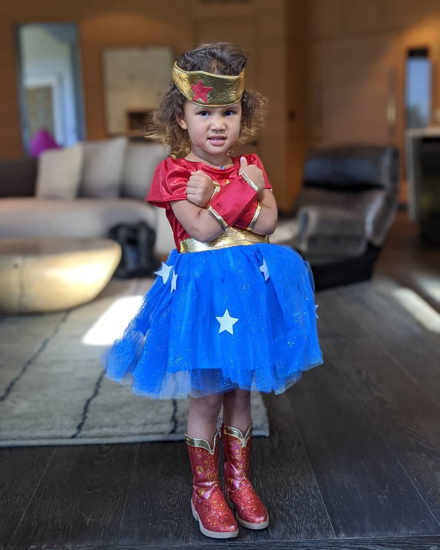 John Legend postet stolz ein Foto von seiner kleiner "Wonder Woman" Tochter Luna auf Instagram. 