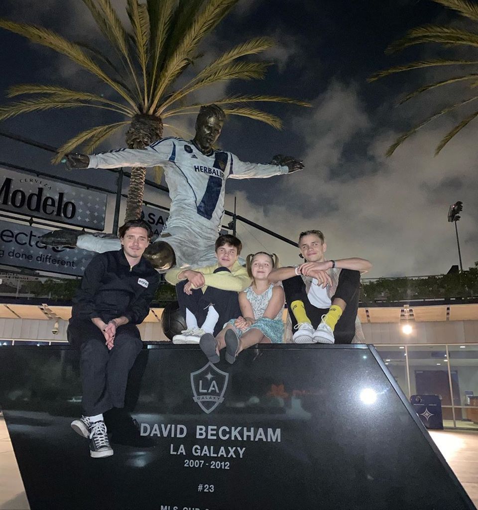27. Oktober 2019 David Beckham ist stolz seinen Kindern Brooklyn, Cruz, Harper und Romeo seine "LA Galaxy"-Statue zu zeigen. Auf Instagram postet er ein Foto von seinem Nachwuchs vor seinem Ebenbild. 27. Oktober 2019 David Beckham ist stolz seinen Kindern Brooklyn, Cruz, Harper und Romeo seine "LA Galaxy"-Statue zu zeigen. Auf Instagram postet er ein Foto von seinem Nachwuchs vor seinem Ebenbild.