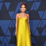 Sonnig, seidig, strahlend schön: Jennifer Lopez in Reem Acra