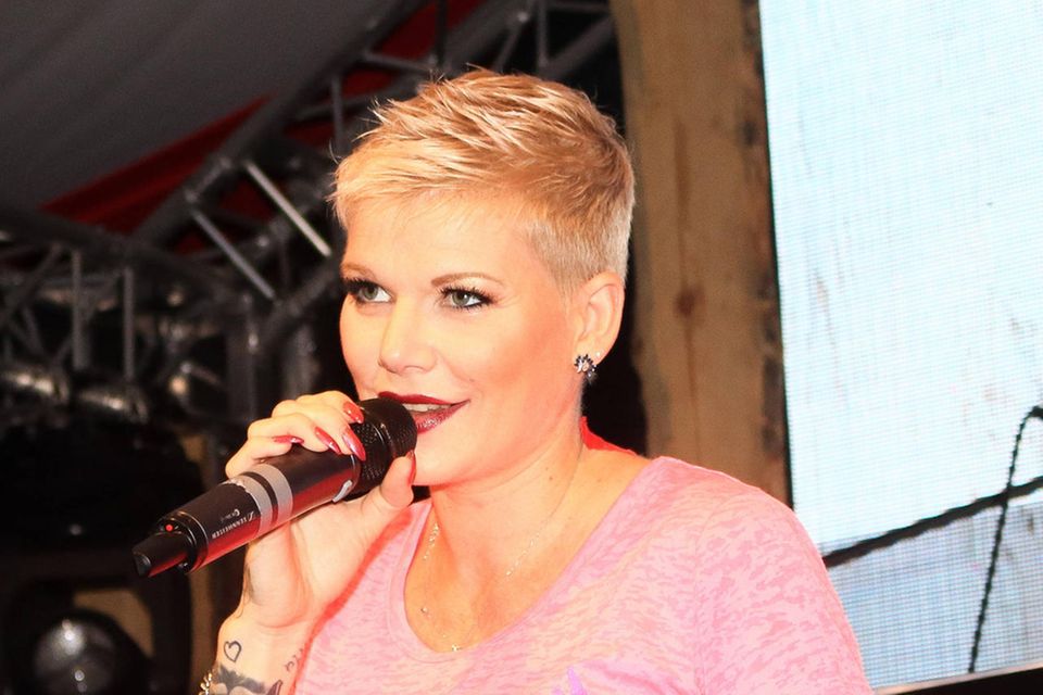 Melanie Müller: Melanie Müller bei einem Auftritt bei der Lemsdorfer Lümmelgaudi in Magdeburg nur eine Woche nach der Geburt ihres Sohnes Matty. Melanie Müller bei einem Auftritt bei der Lemsdorfer Lümmelgaudi in Magdeburg nur eine Woche nach der Geburt ihres Sohnes Matty.