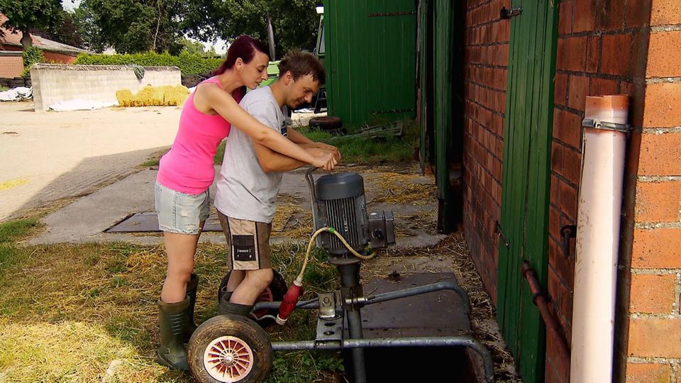 "Bauer sucht Frau": Christopher zeigt Jenny, wie man Gülle mixt Christopher zeigt Jenny, wie man Gülle mixt