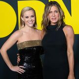Reese Witherspoon und Jennifer Aniston strahlen bei der "The Morning Show"-Weltpremiere in New York City Arm in Arm um die Wette. Dabei ist das dynamische Duo nicht nur auf der Leinwand ein gutes Team, die Frauen verbindet auch eine Freundschaft. 