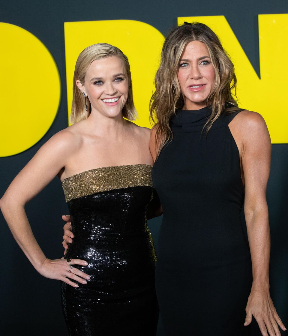 Reese Witherspoon und Jennifer Aniston strahlen bei der "The Morning Show"-Weltpremiere in New York City Arm in Arm um die Wette. Dabei ist das dynamische Duo nicht nur auf der Leinwand ein gutes Team, die Frauen verbindet auch eine Freundschaft. 