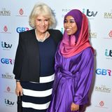 28. Oktober 2019  Bei der Premiere des Filmes "Riding A Dream" posiert Herzogin Camilla mit Hauptdarstellerin Khadijah Mellah, dem ersten Jockey, der in Großbritannien mit einem Hidschab bekleidet ein Pferderennen antrat - und gewann.