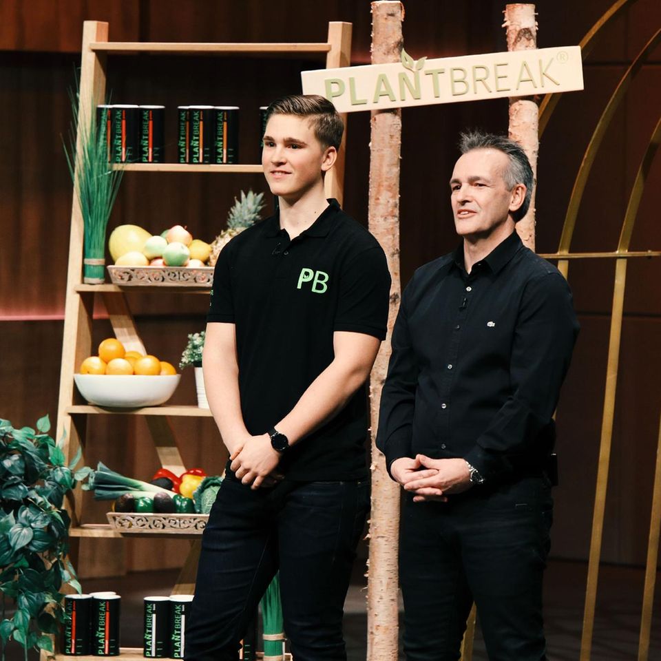 Max Rongen (r.) und sein Vater Ralf präsentieren in der "Höhle der Löwen" eine vegane, gesunde Backmischung für Fitnessriegel