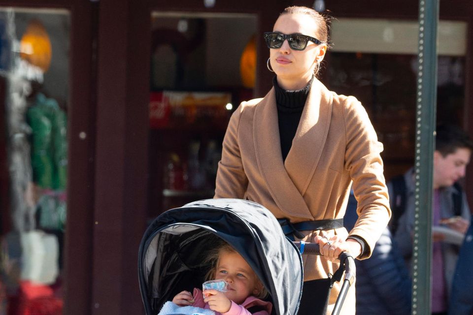 Irina Shayk: Privat soll es bequem sein: Irina Shayk trägt bei einem Spaziergang mit Töchterchen Lea de Seine Leggins, Rolli, Cardigan und flache Schuhe. Für den extra Glamourfaktor darf natürlich die dunkle Sonnenbrille nicht fehlen. Privat soll es bequem sein: Irina Shayk trägt bei einem Spaziergang mit Töchterchen Lea de Seine Leggins, Rolli, Cardigan und flache Schuhe. Für den extra Glamourfaktor darf natürlich die dunkle Sonnenbrille nicht fehlen.