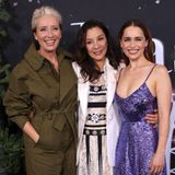 Es sind Emma Thompson, Michelle Yeoh und Emilia Clarke. Alle drei Frauen scheinen sich prächtig bei der Premiere ihres neuen Films "Last Christmas" zu amüsieren. Der tiefe Ausschnitt von Emilia Clarkes Paillettenkleid ist aber auch ein wahrer Hingucker. 