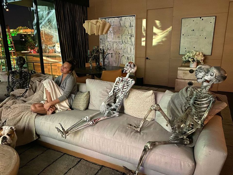 Diese netten Herrschaften leisten Chrissy Teigen zu Halloween auf dem Sofa Gesellschaft. Die schreibt bei Instagram zu dem lustigen Schnappschuss: "all my friends are dead". Diese netten Herrschaften leisten Chrissy Teigen zu Halloween auf dem Sofa Gesellschaft. Die schreibt bei Instagram zu dem lustigen Schnappschuss: "all my friends are dead".
