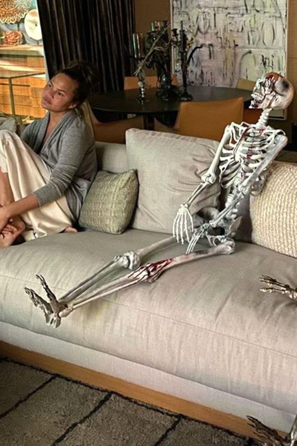Diese netten Herrschaften leisten Chrissy Teigen zu Halloween auf dem Sofa Gesellschaft. Die schreibt bei Instagram zu dem lustigen Schnappschuss: "all my friends are dead". Diese netten Herrschaften leisten Chrissy Teigen zu Halloween auf dem Sofa Gesellschaft. Die schreibt bei Instagram zu dem lustigen Schnappschuss: "all my friends are dead".