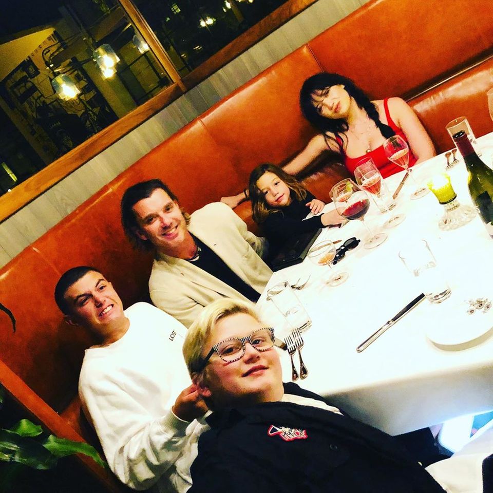 30. Oktober 2019 Gavin Rossdale fühlt sich wie im Himmel. Grund dafür ist ein ein Restaurantbesuch mit allen seinen vier Kindern. Zuma, Kingston, Apollo und Daisy Lowe feiern mit ihrem Vater seinen 54. Geburtstag. 30. Oktober 2019 Gavin Rossdale fühlt sich wie im Himmel. Grund dafür ist ein ein Restaurantbesuch mit allen seinen vier Kindern. Zuma, Kingston, Apollo und Daisy Lowe feiern mit ihrem Vater seinen 54. Geburtstag.