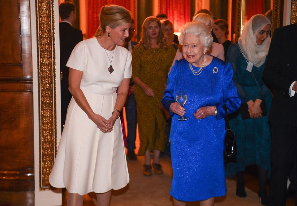 29. Oktober 2019 Queen Elizabeth gibt im Buckingham-Palast einen Empfang zu Ehren der Arbeit des "The Queen Elizabeth Diamond Jubilee Trust" in London . An ihrer Seite ist auch Gräfin Sophie von Wessex. 29. Oktober 2019 Queen Elizabeth gibt im Buckingham-Palast einen Empfang zu Ehren der Arbeit des "The Queen Elizabeth Diamond Jubilee Trust" in London . An ihrer Seite ist auch Gräfin Sophie von Wessex.