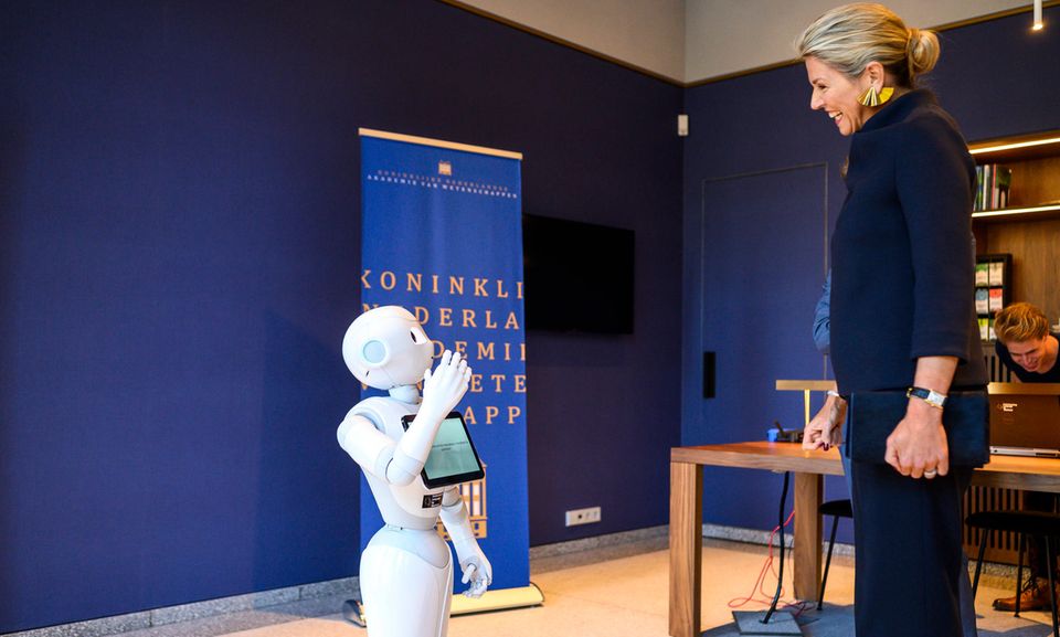 30. Oktober 2019 Königin Máxima trifft beim Besuch in der Königlich Niederländische Akademie der Wissenschaften auf Roboter Leolani. 30. Oktober 2019 Königin Máxima trifft beim Besuch in der Königlich Niederländische Akademie der Wissenschaften auf Roboter Leolani.