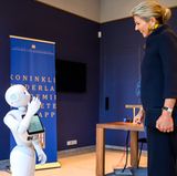 30. Oktober 2019  Königin Máxima trifft beim Besuch in der Königlich Niederländische Akademie der Wissenschaften auf Roboter Leolani. 