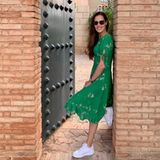 Irgendwie weckt Ana Ivanovics neuestes Instagram-Posting die Sehnsucht nach Sommer in uns: In einem grünen Muster-Kleid in Midi-Länge und weißen Sneakern lehnt sie sportlich an der Mauer. Dazu schreibt die Frau von Bastian Schweinsteiger: "Das Leben ist eine offene Türe". 
