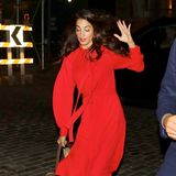Manchmal wird auch einer High-Heel-erprobten Amal Clooney das Kopfsteinpflaster zum Verhängnis: Sie stolpert in ihren beigefarbenen Jimmy Choo Pumps und kann sich gerade noch so abfangen – und somit ein schlimmeres Malheur verhindern. Doch auch mit Stolpler sieht Amal in ihrem roten Burberry-Kleid einfach hinreißend aus. 
