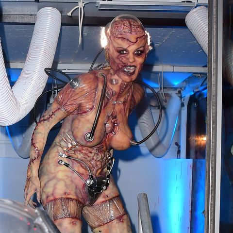 Heidi Klum voller Schrauben, Schläuche und Narben: Der Halloween-Look 2019 ist eine wahre Meisterleistung. Die stundenlange Vorbereitung hat sich auf jeden Fall gelohnt.