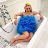 Dakota Fanning ist als blauer Schwamm in Badestimmung.