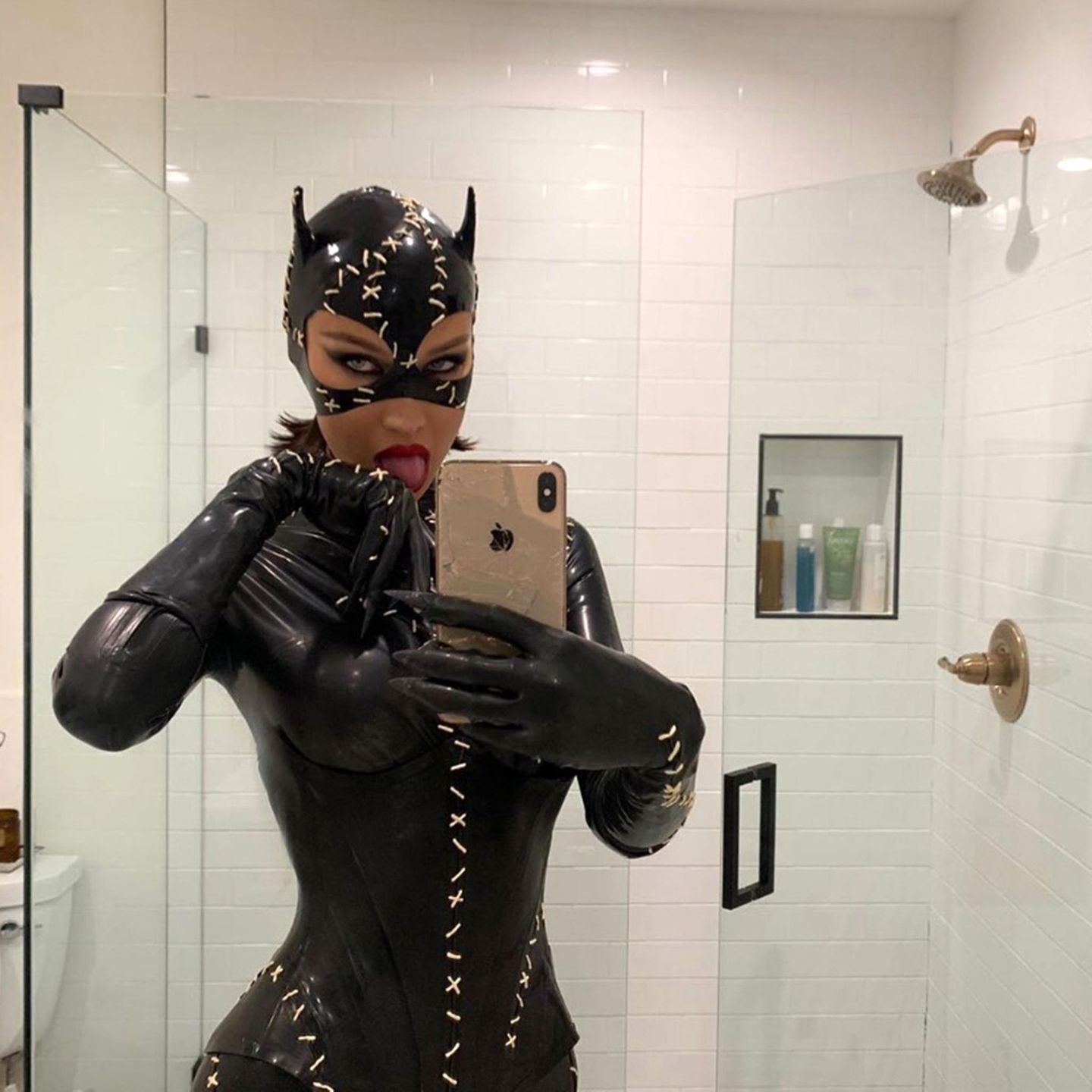 Gigis Schwester Bella Hadid setzt auf den sexy Catwoman-Look, und erfreut ihre Instagram-Fans mit Badezimmer-Selfies.