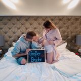 "Bibi" ist rund ein Jahr nach der Geburt von Lio wieder schwanger. Via Instagram verkünden die beiden die Baby-News mit diesem zuckersüßen Schnappschuss. Lio freut sich auf den Großen-Bruder-Job und bestaunt Mamis Bauch