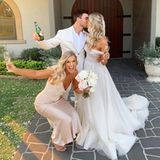 Das 29-jährige Model Renae Ayris hat ihren Verlobten, Andrew Papadopoulos, geheiratet. Die ehemalige Miss Australia trug ein atemberaubendes Kleid von Pallas Couture. Hier posiert die Braut mit Schwester Rachel Ayris. 
