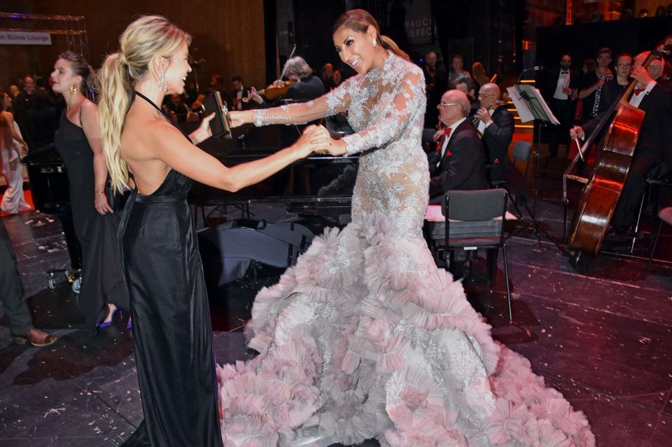 2. November 2019 Wiedersehen mit "Hindernissen": Sylvie Meis und Senna Gammour begrüßen sich bei ihrem Treffen auf der Operngala ausgesprochen herzlich. Mit Sennas unten sehr ausladenem Spitzenkleid ist es aber fast schwierig, an sie heranzukommen. 2. November 2019 Wiedersehen mit "Hindernissen": Sylvie Meis und Senna Gammour begrüßen sich bei ihrem Treffen auf der Operngala ausgesprochen herzlich. Mit Sennas unten sehr ausladenem Spitzenkleid ist es aber fast schwierig, an sie heranzukommen.