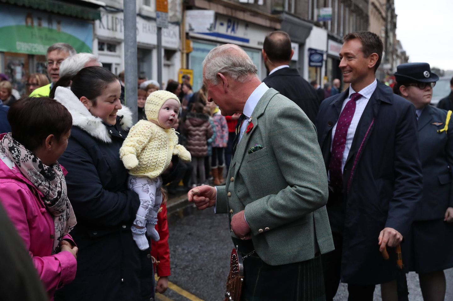 Hach, da haben sich zwei gefunden! Prinz Charles und dieses kleine Würmchen scheinen auf Anhieb Sympathie füreinander zu empfinden – oder zumindest großes Interesse. Bei einem offiziellen Termin in der schottischen Stadt Hawick im Rahmen des Besuchs der Scottish Borders am 1. November konnten der Royal und sein XXS-Fan kaum die Augen voneinander lassen. 