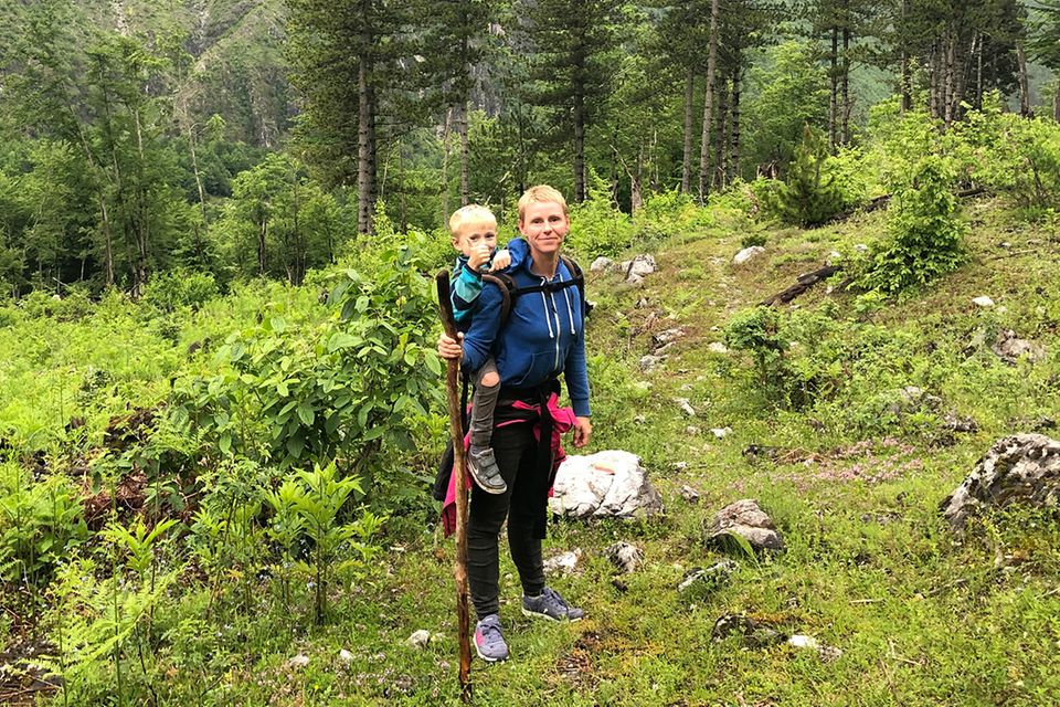 Reise-Expertin Gabriela Urban: Daumen hoch für dieses abenteuerlustige Reisegespann: Gabriela Urban mit ihrem vierjährigen Sohn Daumen hoch für dieses abenteuerlustige Reisegespann: Gabriela Urban mit ihrem vierjährigen Sohn