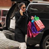 Mit kunterbunten Weihnachtstüten in der Hand wird Bethenny Frankel im New Yorker Stadtteil Tribeca gesichtet. Ihre Präsente schützt sie mit feinem Seidenpapier vor neugierigen Blicken.