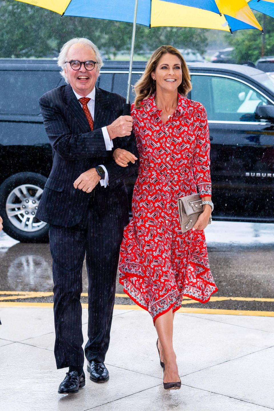 Prinzessin Madeleine: Per-Olof Lööf gehört schon seit vielen Jahren zum Freundeskreis der schwedischen Royals. Prinzessin Madeleine strahlt trotz Regen beim zehnjährigen Jubiläum der schwedischen Kirche in Florida. Sie trägt ein Kleid mit Paisley-Muster von Veronica Beard, dazu Ohrringe von J. Crew, eine Uhr von Rolex und eine Balenciaga-Clutch.