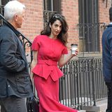 Momentan setzt Amal Clooney am liebsten, wie hier auf dem Weg zur Columbia Law School in New York, auf Ton-in-Ton-Outfits. Ihre Kombination aus Oberteil mit Schößchen und Taillengürtel sowie einem schwingendem Midi-Rock zaubert der 41-Jährigen eine großartige Figur - und setzt farblich ein Akzent im derweil grauem November. Ihr Clou: Sie wählt zwar eine sommerliche Farbe, doch das feste Tweed-Material des Zweiteilers hält warm und macht den Look herbsttauglich. 