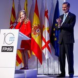 4. November 2019  Bei der Verleihung der "Prinzessin von Girona-Preise 2019" hält Prinzessin Leonor von Spanien ganz professionell ihre Rede - und das sogar in vier Sprachen (Spanisch, Englisch, Katalonisch und Arabisch). Ihr Vater König Felipe hält sich im Hintergrund, ist jedoch sichtlich stolz auf seine Tochter und schenkt ihr Applaus. 