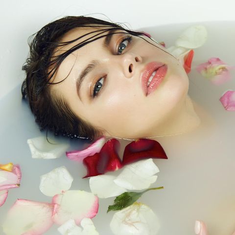 Rosenwasser, Gesicht, Frau badet in Wasser mit Rosenblättern
