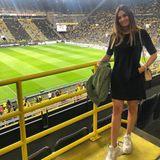 Melanie Akanji ist die stylische Frau Manuel Akanji. Bei ihrem Stadion-Look, damals noch für den BVB, setzt sie auf echte Klassiker, trägt ein schlichtes, schwarzes Dress, Balenciaga-Sneaker und It-Bag. 