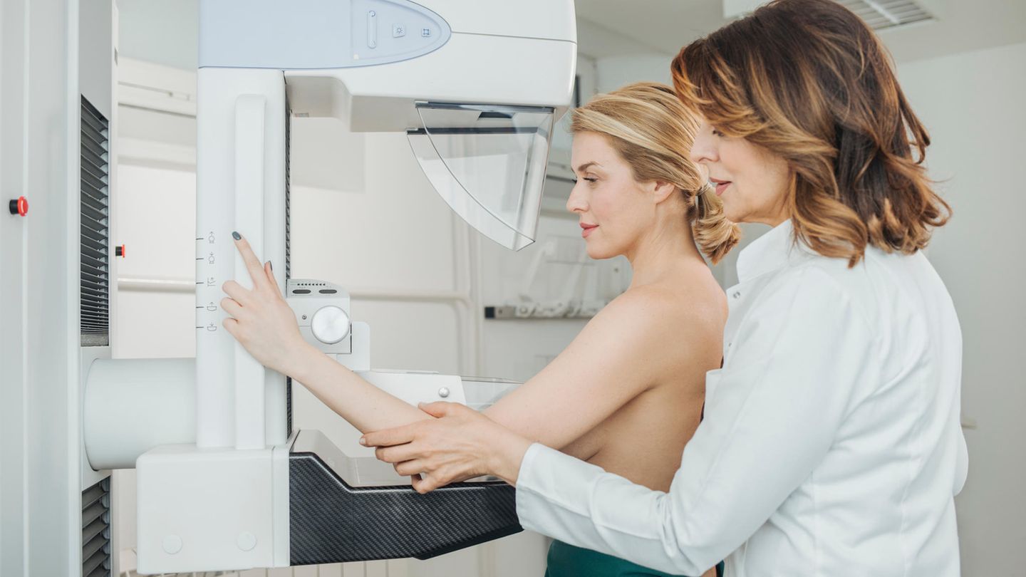 Moderatorin filmt Mammografie Diagnose Brustkrebs vor der Kamera GALA.de