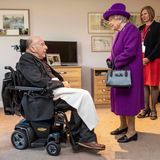 Queen Elizabeth trifft auf auf den ältesten Bewohner des Dorfes, den 99-jährigen John Riggs. Er diente im Zweiten Weltkrieg.