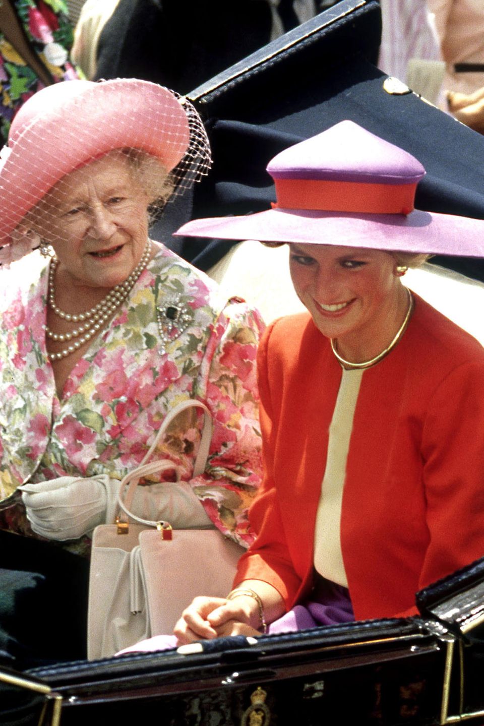 Queen Mum und Prinzessin Diana auf dem Weg zum Royal Ascot Rennen im Juni 1981. Jahre später soll der Geist von Diana auf Sandringham für Unruhe gesorgt haben.