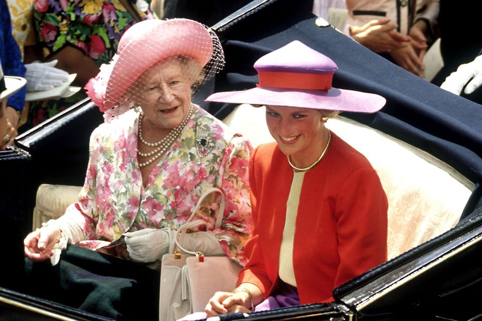 Queen Mum und Prinzessin Diana auf dem Weg zum Royal Ascot Rennen im Juni 1981. Jahre später soll der Geist von Diana auf Sandringham für Unruhe gesorgt haben.