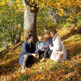 7. Oktober 2019  Eine normale Familie im bunten Herbst? Könnte man fast meinen, Prinzessin Sofia und Prinz Carl Philip nutzen dieses schöne Familienfoto aber um die weitreichenden Änderung im schwedischen Königshaus bekannt zu gegeben, dass ihre Kinder Alexander und Gabriel nicht mehr offiziell zum Könighaus gehören, ihre Prinzen-Titel aber behalten. Vielleicht wird ihr Leben dadurch ja etwas "normaler" und freier.