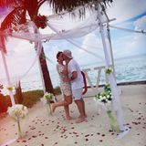 Sie haben es wieder getan - Felix von Jascheroff und Bianca Bos gaben sich erneut das Ja-Wort. Ganz romantisch barfuß am Strand feierten sie erneut ihre Liebe. Der Dresscode dem Ort entsprechend, jedoch recht außergewöhnlich für die feierliche Angelegenheit, entscheidet sich der Schauspieler für eine Shirt, Short Kombination mit Basecap, während seine Angetraute ein luftiges knielanges Spitzenkleid trägt. Ein Look, in dem sie sich einfach wohlfühlen, wie Felix von Jascheroff auf seinem Instagram-Account verrät. 