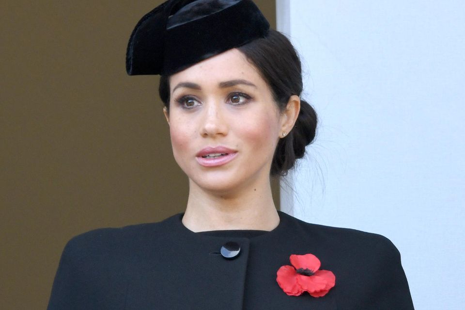 Herzogin Meghan setzt für ihren ersten Remembrance-Day-Auftritt als Royal auf Givenchy. 