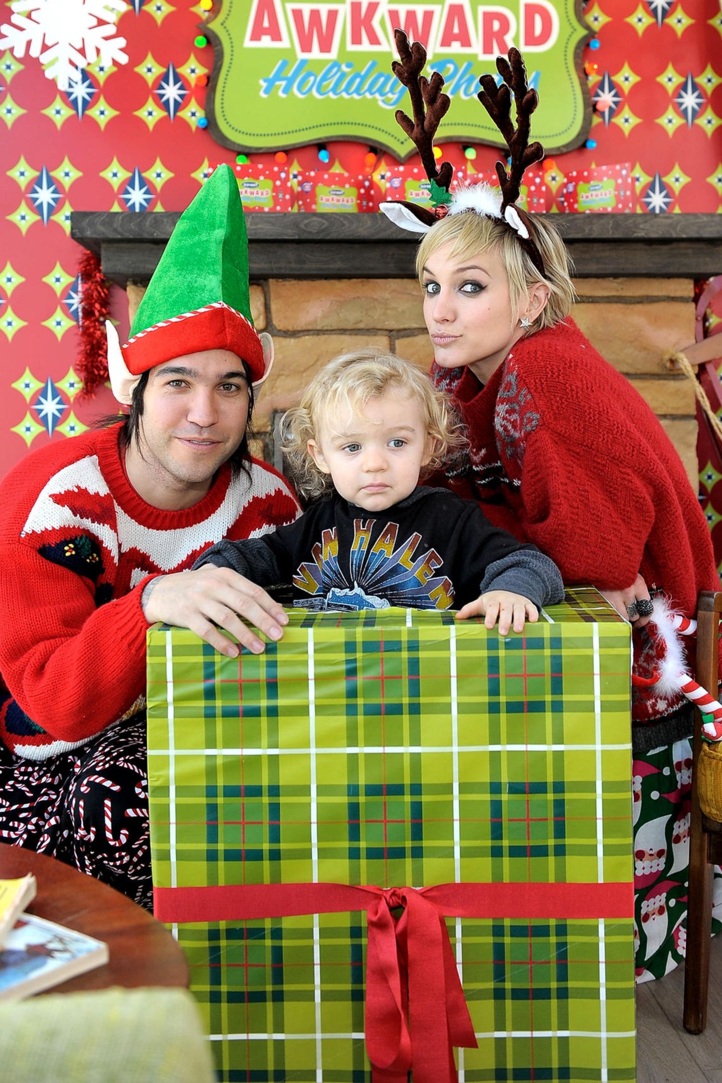 Bronx wird 2008 geboren. Als kleiner Knirps macht er mit seinen Eltern Pete Wentz und Ashley Simpson ein Weihnachtsfoto für das Familienalbum. 