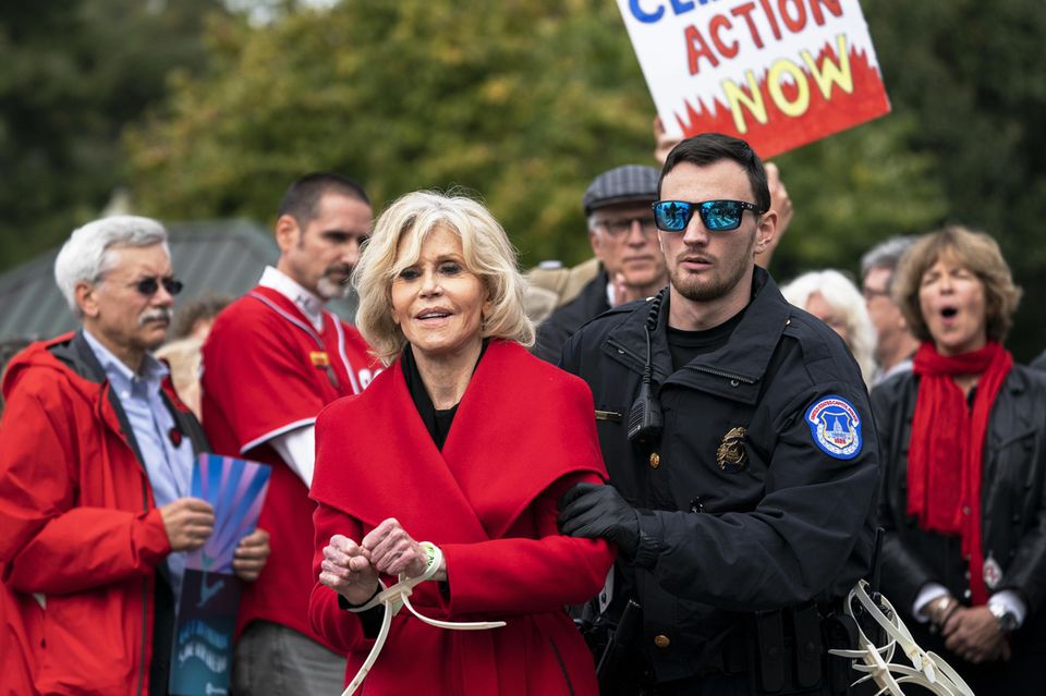 Jane Fonda engagiert sich gemeinsam mit anderen Demonstranten bei einem Klimaprotest in Washington. Für ihre Aktion wird die Schauspielerin verhaftet und muss eine Nacht im Gefängnis verbringen. 