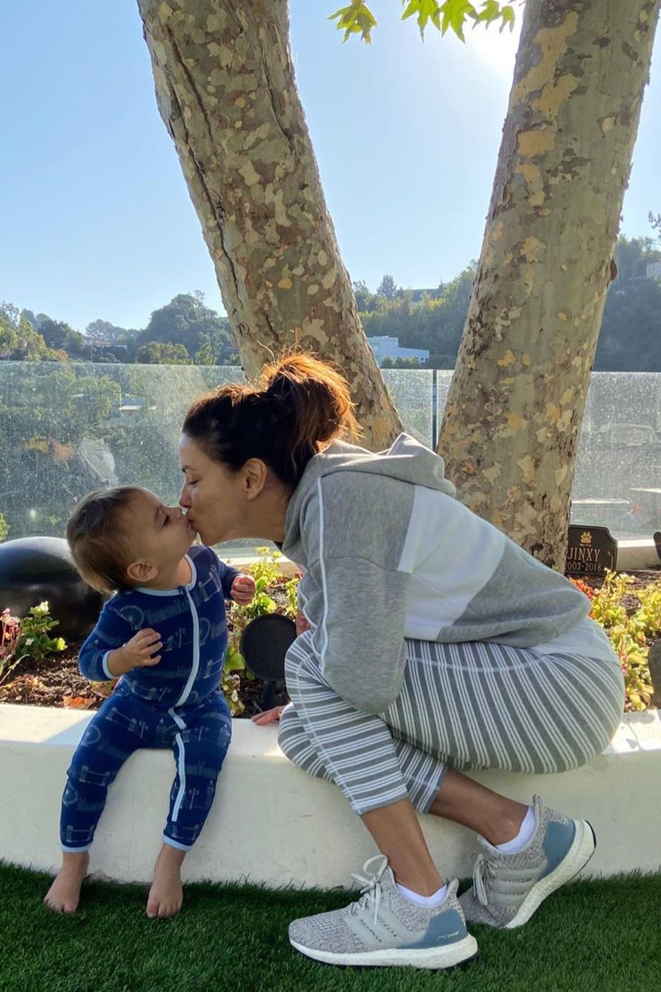 5. November 2019  Für Mama gibt es ein Küsschen: Auf Instagram postet Eva Longoria diesen niedlichen Schnappschuss mit Söhnen Santiago.