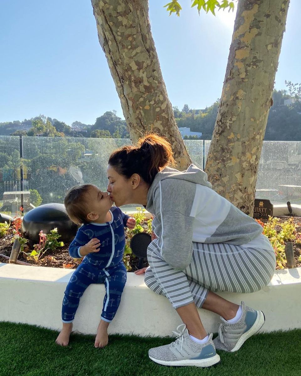 5. November 2019 Für Mama gibt es ein Küsschen: Auf Instagram postet Eva Longoria diesen niedlichen Schnappschuss mit Söhnen Santiago. 5. November 2019 Für Mama gibt es ein Küsschen: Auf Instagram postet Eva Longoria diesen niedlichen Schnappschuss mit Söhnen Santiago.