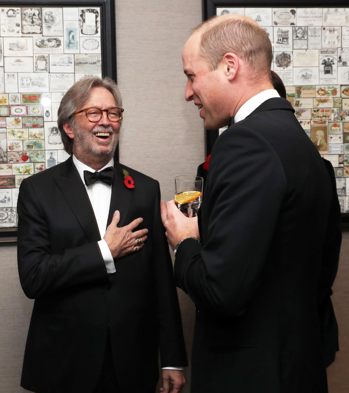 Bei der "London's Air Ambulance Charity Gala" trifft Prinz William auf Eric Clapton und hält mit ihm ein kleines Pläuschchen über die teils schlauchende Kindererziehung. Der Musiker fühlt sich sichtlich geehrt und ist auch ein wenig amüsiert. 